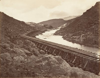 Eureka Quartz Mill e Flume, Nevada, 1875, stampato ca. 1876 da Carleton Emmons Watkins