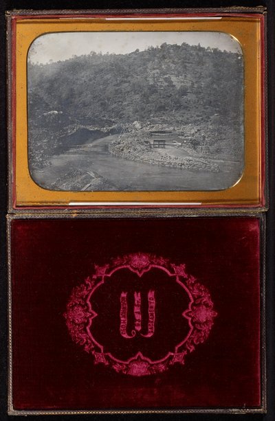 Senza titolo (scena di estrazione fluviale) da Carleton Watkins
