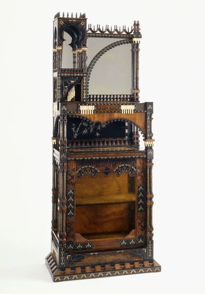 Una credenza alta di forma asimmetrica da Carlo Bugatti