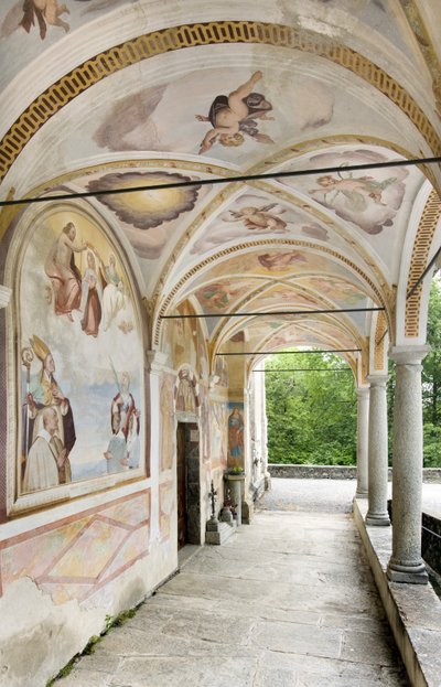 Vista degli affreschi e del portico, Chiesa dei Santi Nazaro e Celso, Lanzo D