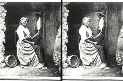 Vecchia donna che fila, Capri, c.1865 (foto b/n) da Carlo Naya