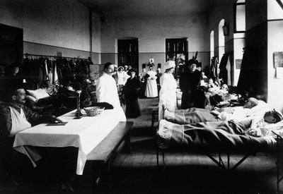 Salone decorato in un ospedale con feriti di guerra, medici, infermiere della Croce Rossa e visitatori da Carlo Wulz