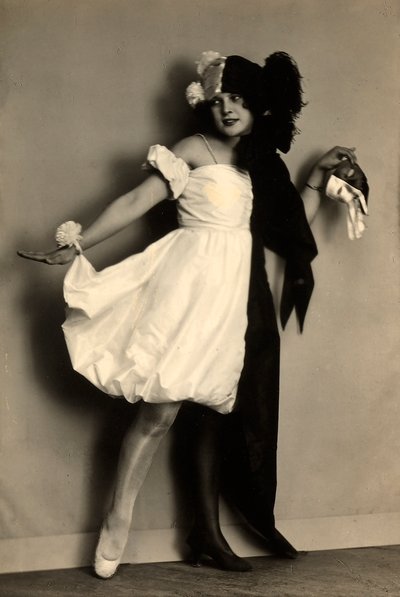 Ritratto di Wanda Wulz vestita in costume da Carlo Wulz