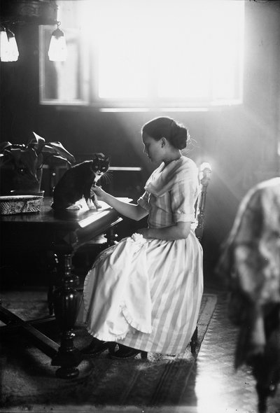 Ritratto di Wanda seduta a un tavolo con il suo gatto, Trieste, c.1910 da Carlo Wulz