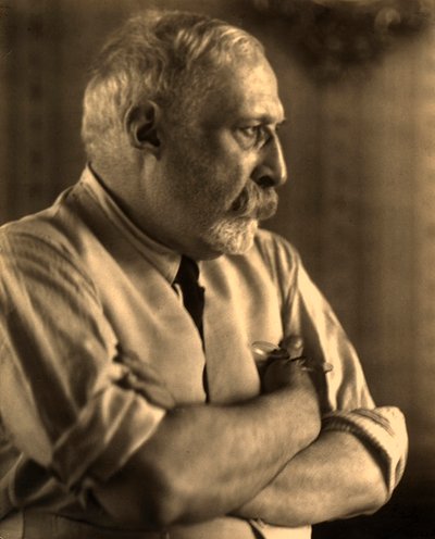 Ritratto di profilo del pittore Arturo Rietti con le braccia incrociate da Carlo Wulz