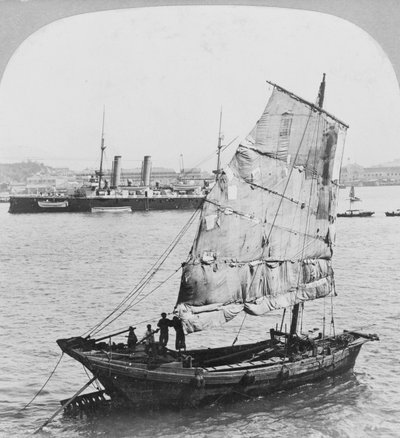 Giunca cinese e nave da guerra britannica nel porto di Hong Kong, 1902 da Carlton Harlow Graves