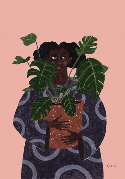 Donna con una pianta di Monstera in mano da Caroline Roberts