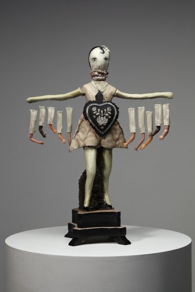 Cuore nero, 2013 (legno, argilla, tessuto, pittura, parti di bambola) da Cathie Pilkington