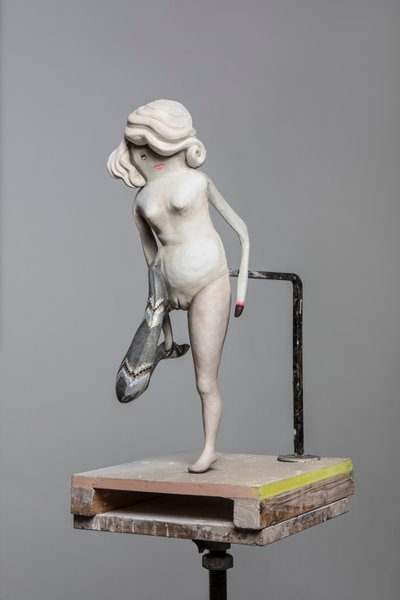 Degas Doll 2, 2017 (resina dipinta, acciaio, legno) da Cathie Pilkington