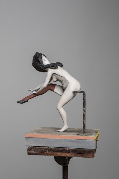 Degas Doll 5, 2017 (resina dipinta, acciaio, legno) da Cathie Pilkington