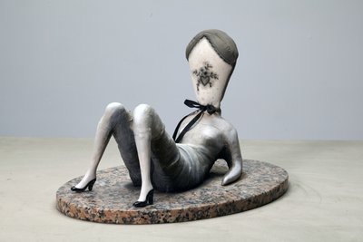 Cuscino Dirty Love, 2014 (tessuto, argilla, pittura su granito) da Cathie Pilkington