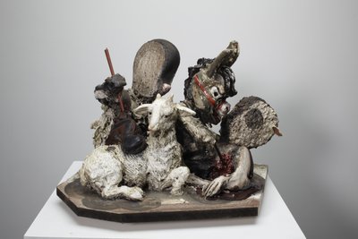 Help Is On Its Way, 2010 (legno, gesso, argilla, tessuto, pittura) da Cathie Pilkington