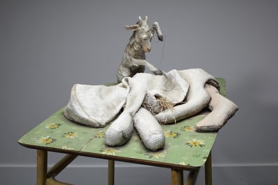 Madre, 2010 (legno, coperta, paglia, argilla, lino, acciaio, pittura) da Cathie Pilkington