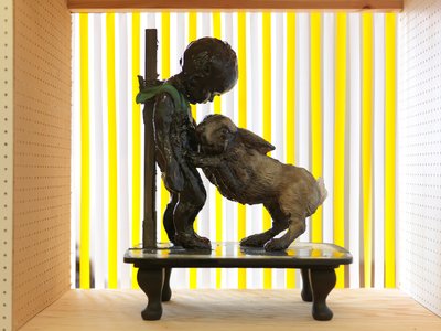 La meravigliosa storia del bambino di catrame, 2010 (legno, argilla, tessuto, pittura) da Cathie Pilkington
