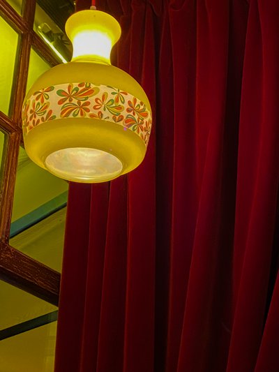 Composizione - Lampada e tende, 2022 (foto) da Cécile Jamet