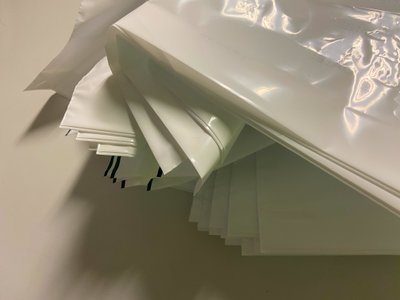 Composizione - Plastica, 2022 (foto) da Cécile Jamet