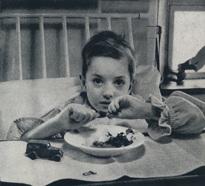 Un bambino che respira leggermente e sente la vita in ogni arto, cosa dovrebbe sapere da Cecil Beaton