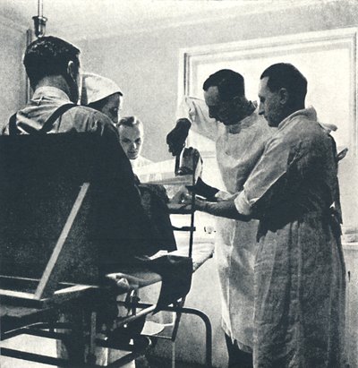 Ospedale per Convalescenti - Caviglia danneggiata, 1941 da Cecil Beaton