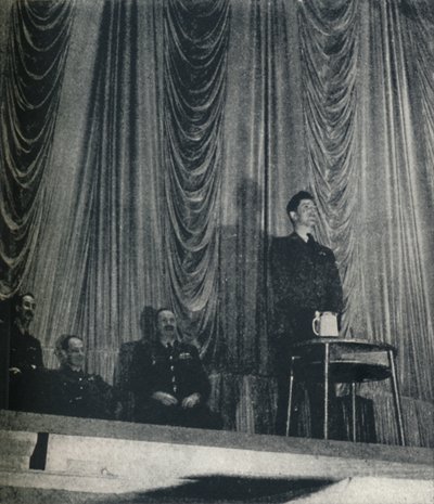 Il tenente di volo J. Nicholson, V.C., sottolinea l