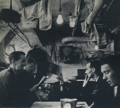 Uso funzionale dello spazio sul ponte mensa, 1941 da Cecil Beaton