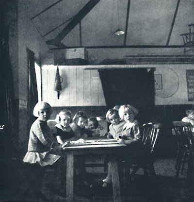 Lezioni per bambini di Londra nella sala del villaggio da Cecil Beaton