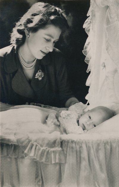 Principessa Elisabetta con il suo figlio neonato Principe Carlo, 1948 da Cecil Beaton
