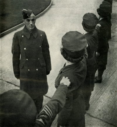 Sergente della R.A.F. addestra le aviatrici, c. 1943 da Cecil Beaton