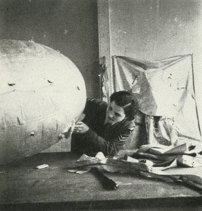 Riparazione dei palloni di sbarramento da Cecil Beaton