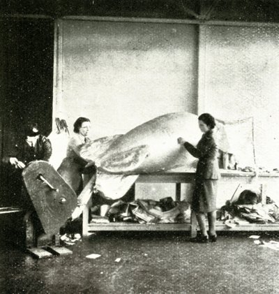 Riparazione dei palloni di sbarramento, c1943 da Cecil Beaton