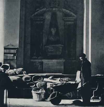 St. Mary-le-Bow dopo il primo blitz. Ora è distrutta, 1941 da Cecil Beaton