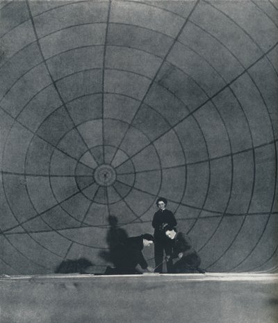 Le WAAFS lavorano su un pallone, 1941 da Cecil Beaton