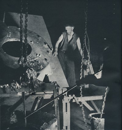 Operaio in una fabbrica di aeromobili che prepara una lega da Cecil Beaton