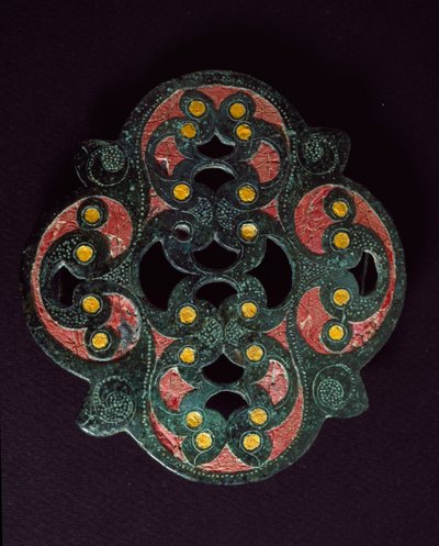 Arte celtica: piastra di bronzo traforata con incrostazione di smalto. I secolo d.C. Da Paillard (Oise). Breteuil, museo archeologico da Celtic