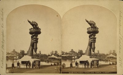 Mano colossale e torcia della "Libertà" in mostra alla Centennial Exhibition di Filadelfia da Centennial Photographic Co.