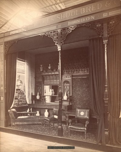 Esposizione di James Shoolbred & Co. -- Scena del salotto nel Main Building composta da una credenza e uno specchio con vasi sopra e davanti, sedie, un tavolo e un divano. Sul pavimento c