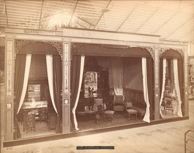 Esposizione di James Shoolbred & Co. -- Edificio principale, Tre stanze con mobili da Centennial Photographic Co.
