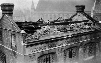 Danni causati nel primo raid aereo su Londra, 1915 da Central Press