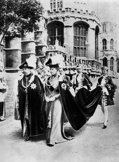 Re Giorgio V e la Regina Maria in abiti dei Cavalieri della Giarrettiera, Windsor da Central Press