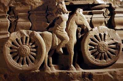 Frammento di piedistallo di un cavaliere e carro da Khuong My da Cham School