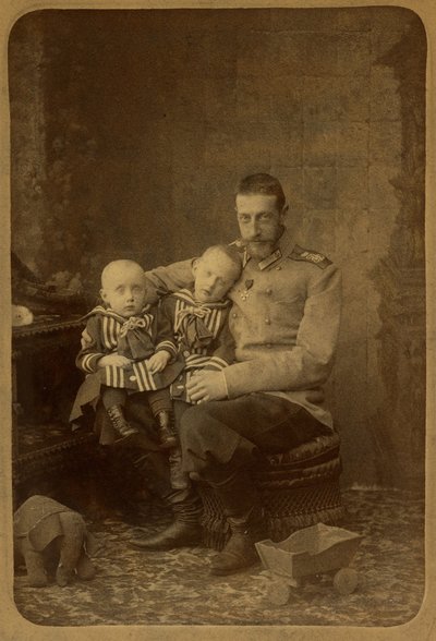 Granduca Costantino Costantinovich di Russia con i figli, Giovanni Costantinovich e Gabriele Costantinovich da Charles Bergamasco
