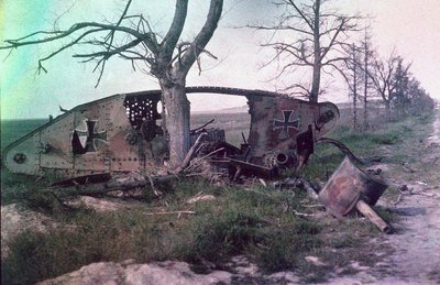 Il relitto di un carro armato tedesco, distrutto in battaglia sul Fronte Occidentale, Francia, c.1914-18 da Charles Adrien