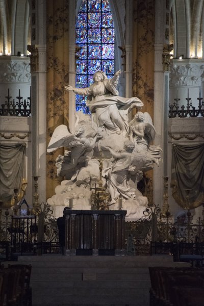 Vista interna della Cattedrale di Chartres, il Maestro Altare (scultura di Charles Antoine Bridan l