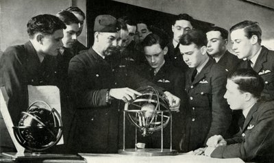 Personale della RAF che impara la navigazione durante la Seconda Guerra Mondiale da Charles Brown