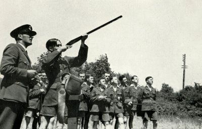Personale RAF che impara a sparare durante la Seconda Guerra Mondiale, 1941 da Charles Brown
