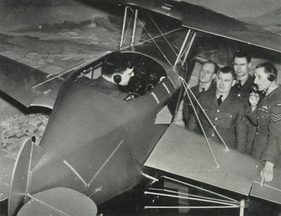 Personale RAF che impara a volare in un simulatore di volo durante la Seconda Guerra Mondiale, 1941 da Charles Brown