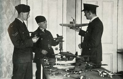 Personale della RAF che impara a identificare gli aerei durante la Seconda Guerra Mondiale, 1941 da Charles Brown