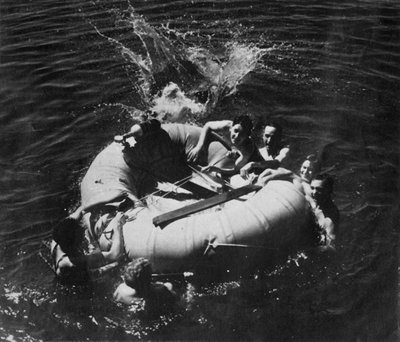 Personale della RAF che impara a usare un gommone da Charles Brown