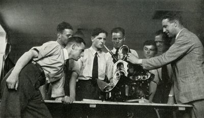 Personale RAF che riceve istruzioni sui motori aeronautici, 1941 da Charles Brown
