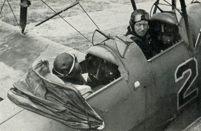 Pilota della RAF che impara a volare durante la Seconda Guerra Mondiale, 1941 da Charles Brown