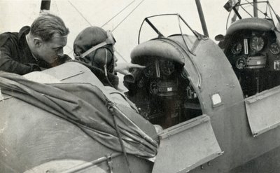 Pilota della RAF che impara a volare durante la Seconda Guerra Mondiale, 1941 da Charles Brown